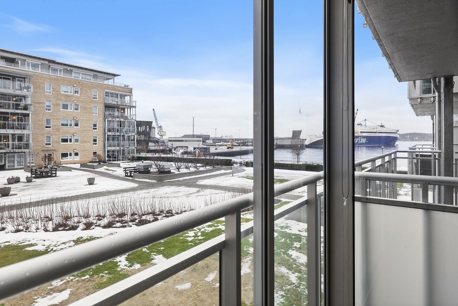 Flott utsikt mot sjøen og flotte fellesarealer. Galleribilde