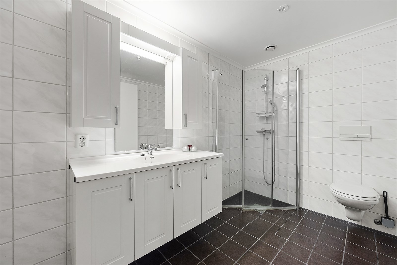 Stort flislagt bad/wc/vaskerom Galleribilde