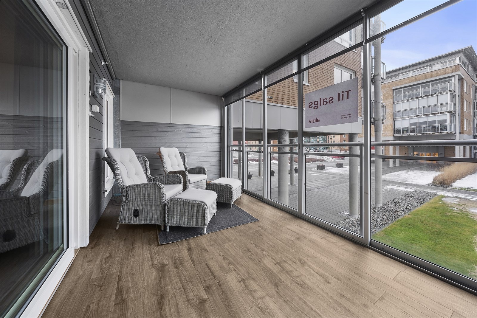 Romslig veranda med utsikt mot sjøen og flotte fellesområder. Galleribilde