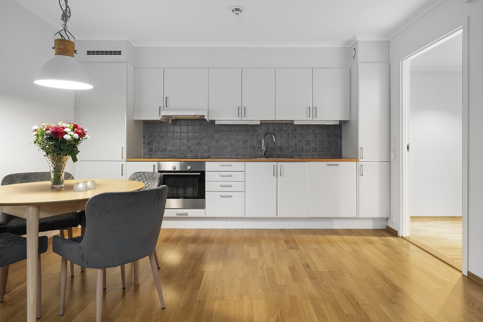 Kjøkken med integrerte hvitevarer Galleribilde