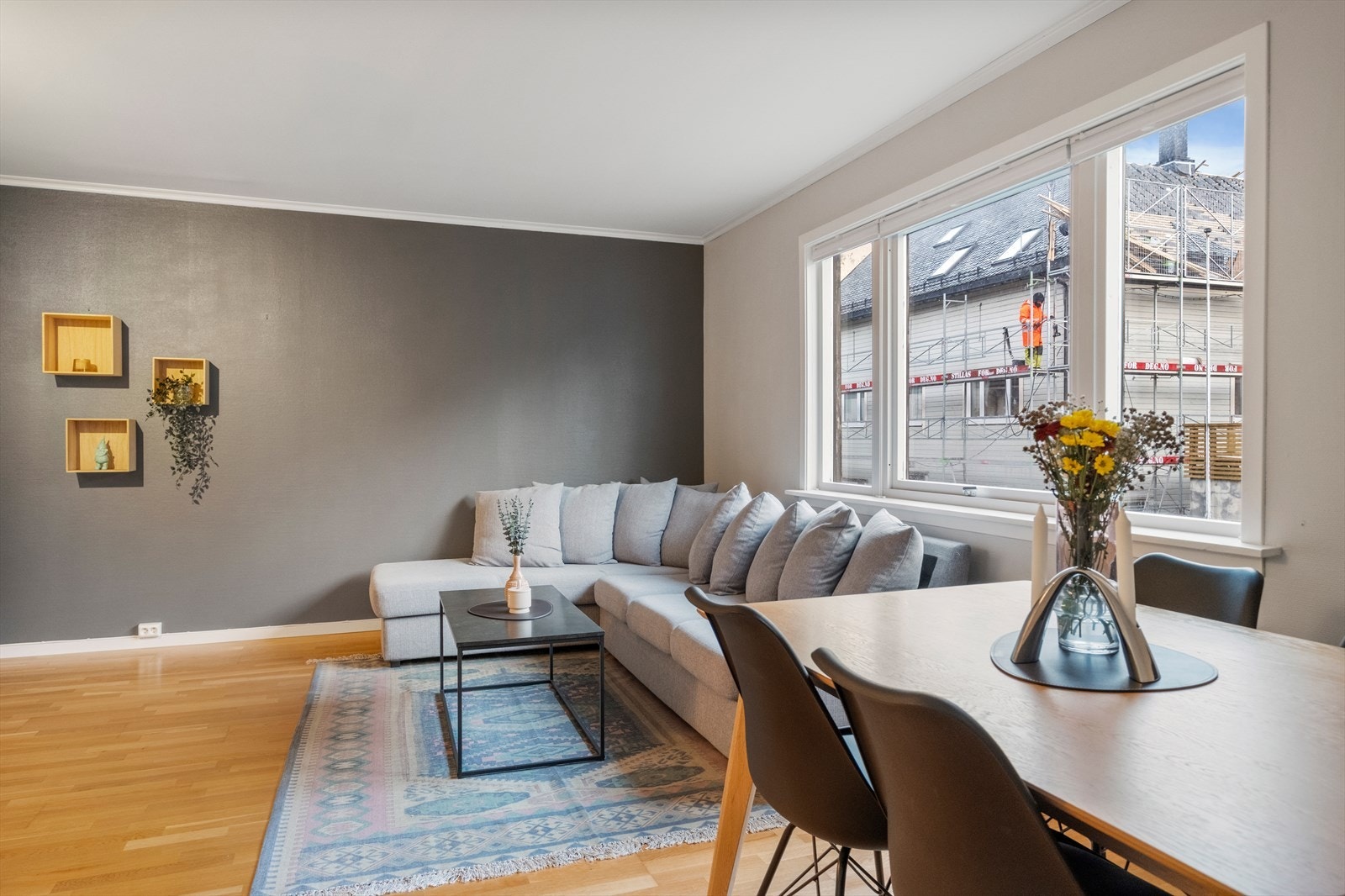 Romslig og innbydende stue. Plass til både tv-krok og spisestue. Galleribilde