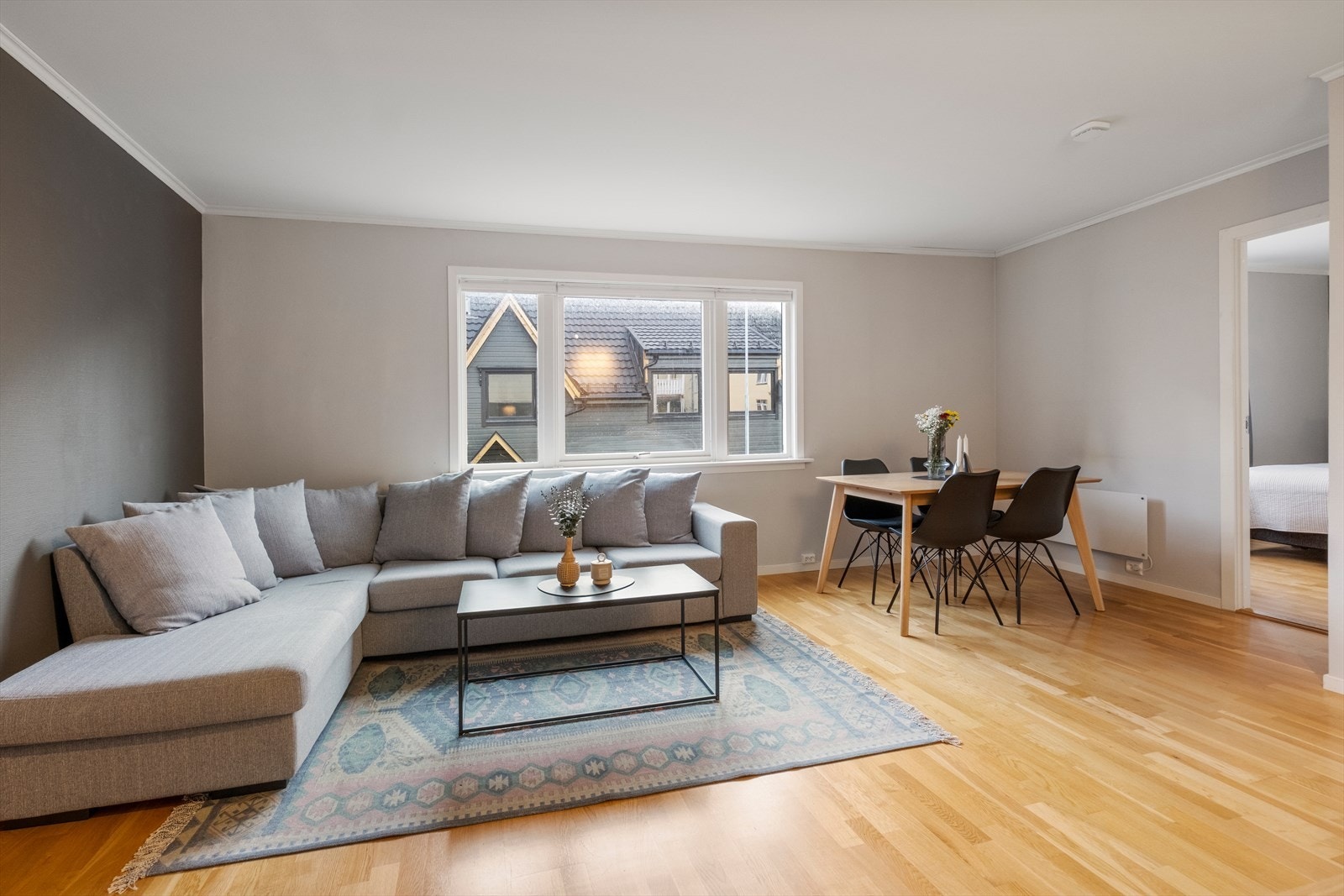 Romslig og innbydende stue. Plass til både tv-krok og spisestue. Galleribilde