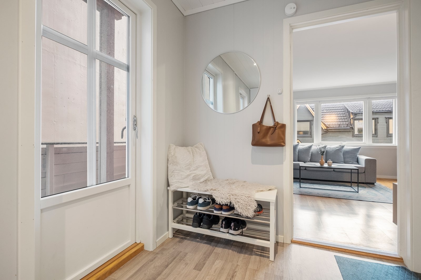 Gang med utgang til balkong Galleribilde