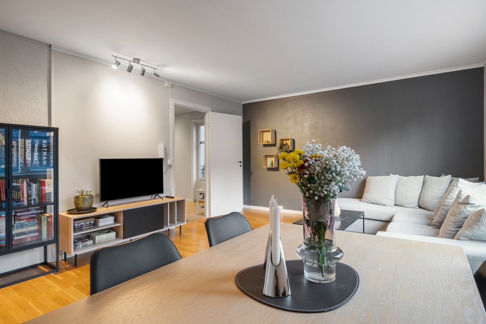 Romslig og innbydende stue. Plass til både tv-krok og spisestue. Galleribilde