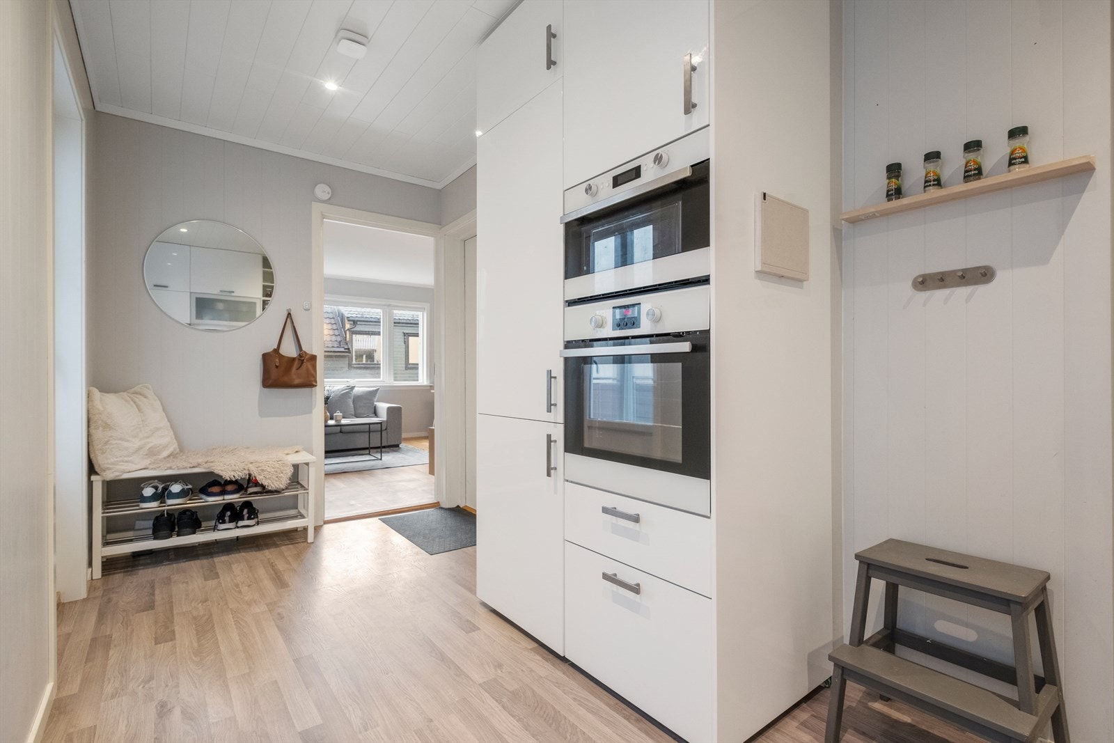 Lyst og pent kjøkken med integrerte hvitevarer. Galleribilde