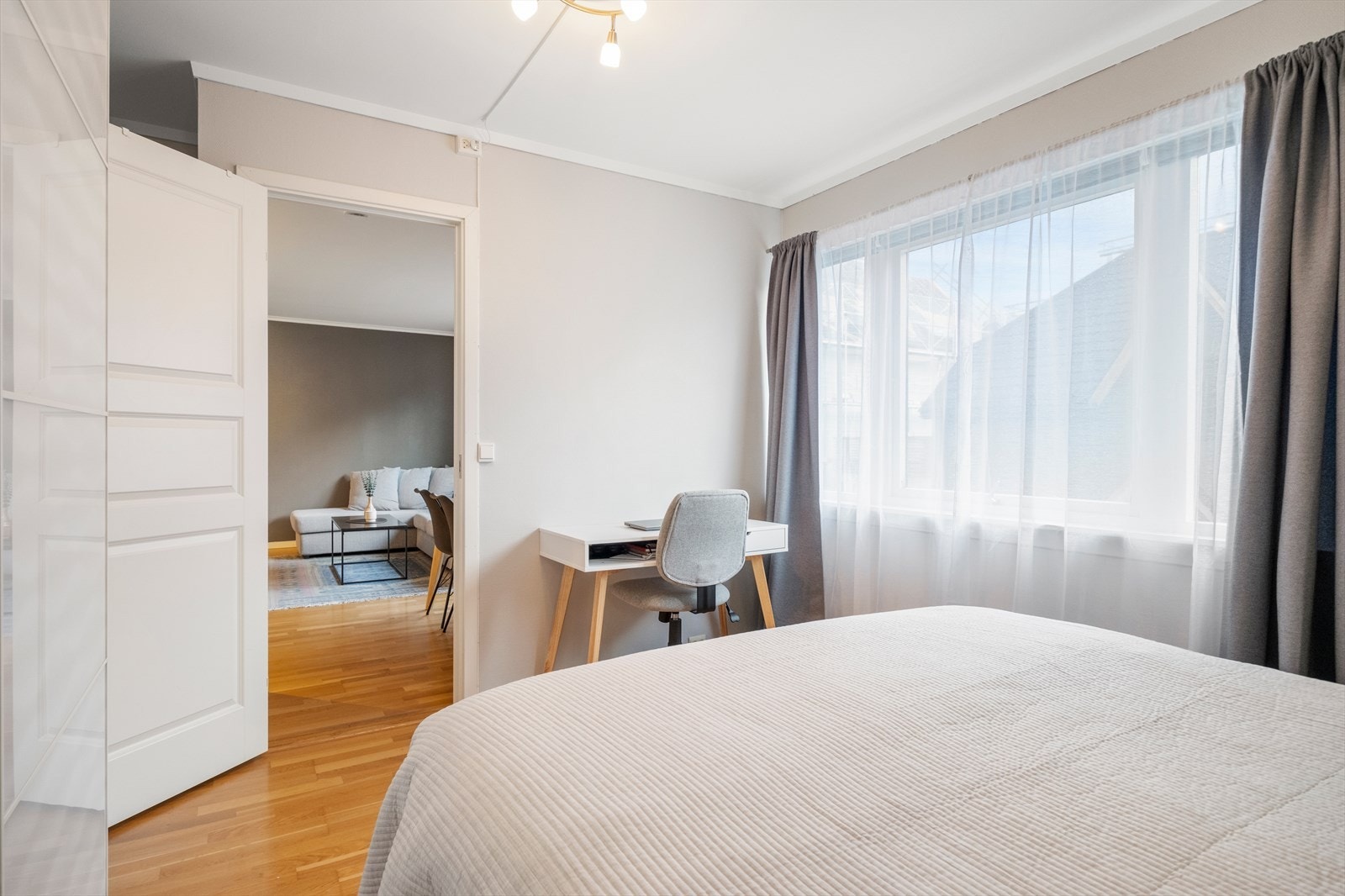 Romslig hovedsoverom med skyvedørsgarderobe og plass til kontorpult. Galleribilde