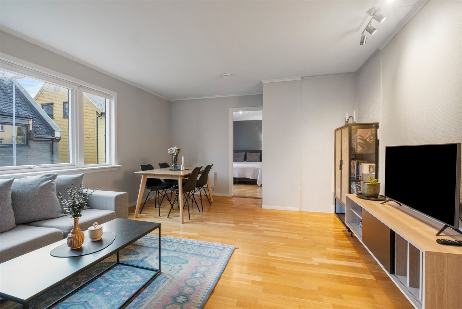 Romslig og innbydende stue. Plass til både tv-krok og spisestue. Galleribilde