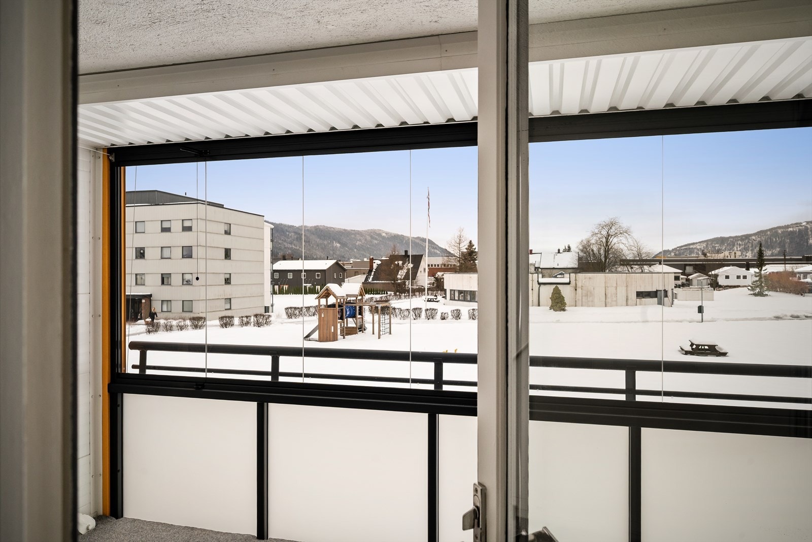 Romslig terrasse som utvider boligens bruksareal. Galleribilde