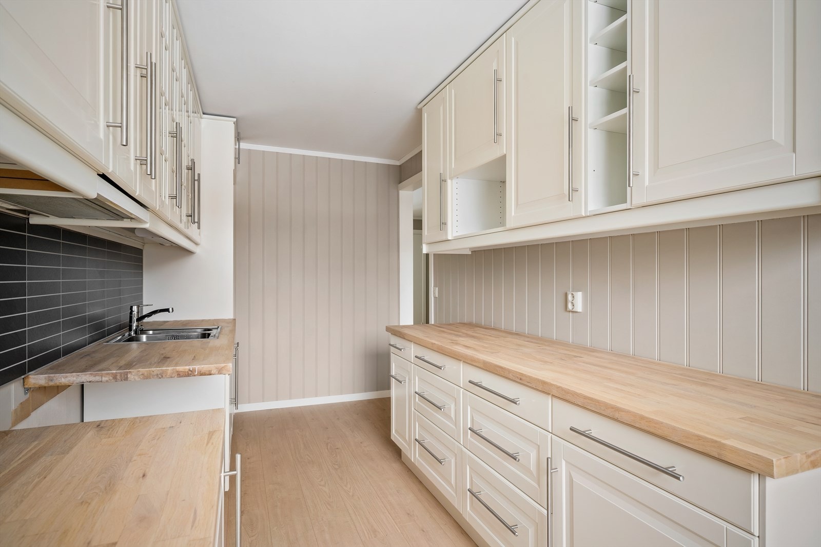 Funksjonelt kjøkken med automatisk vannstopper for ekstra trygghet. Galleribilde