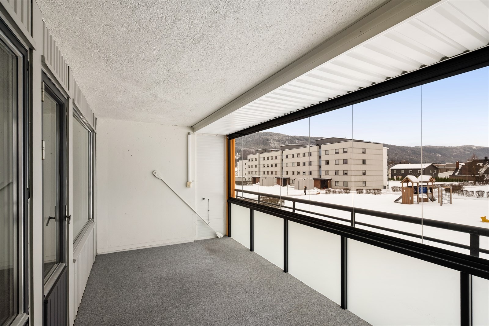 Innglasset balkong gir skjerming og lite innsyn. Galleribilde