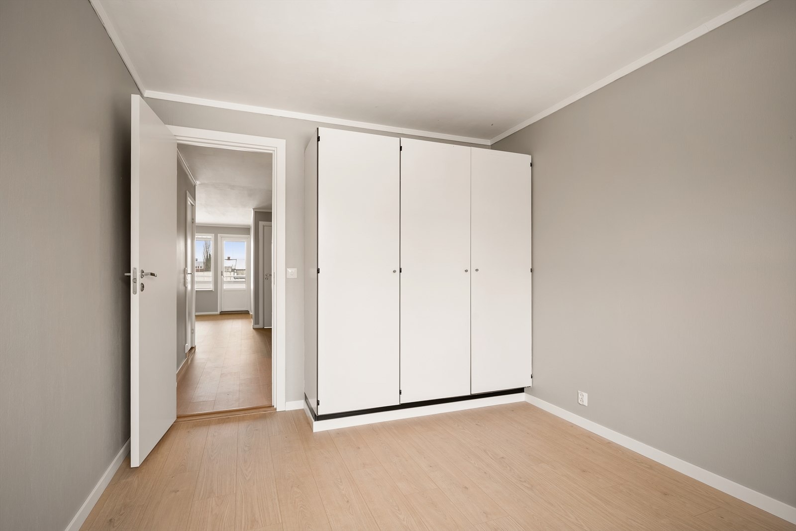 Hovedsoverom med god plass til dobbeltseng og garderobeløsning. Galleribilde