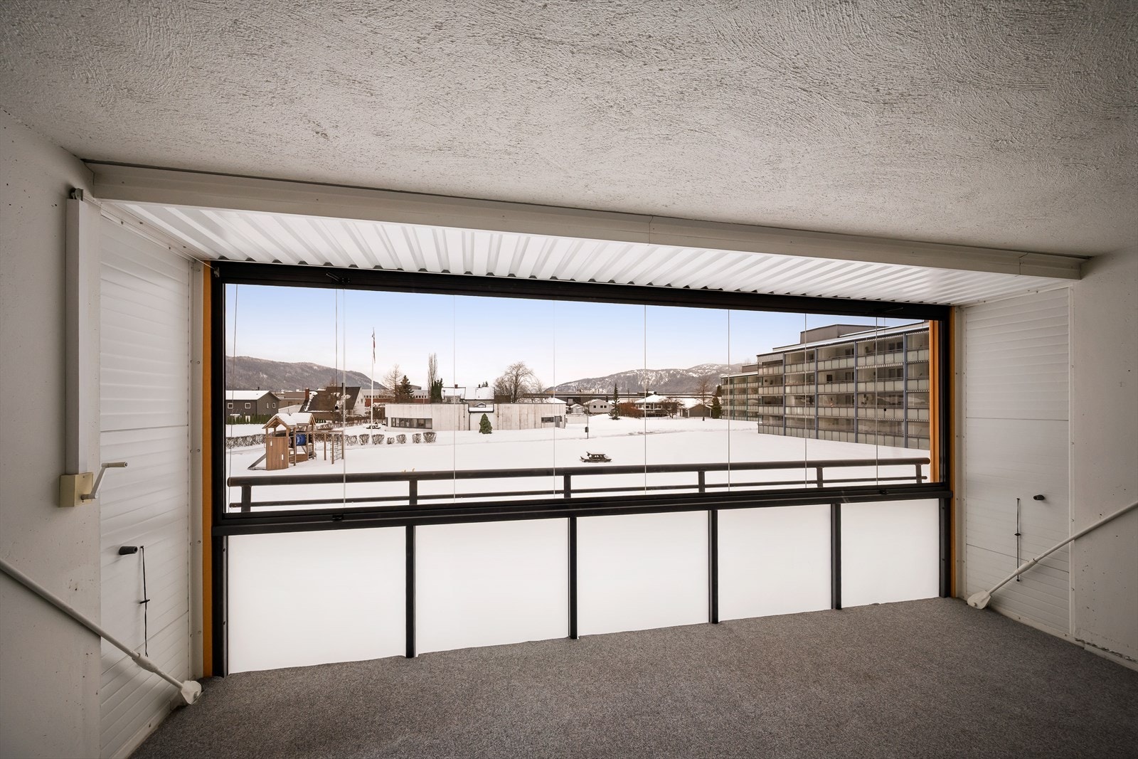 Balkongen fungerer som ekstra oppholdsrom store deler av året. Galleribilde