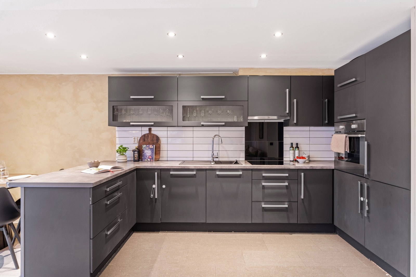 Kjøkkenet har en funksjonell innredning med glatte fronter, og integrerte hvitevarer medfølger. Foto: Nordbø Foto (Martin Nordbø) Galleribilde