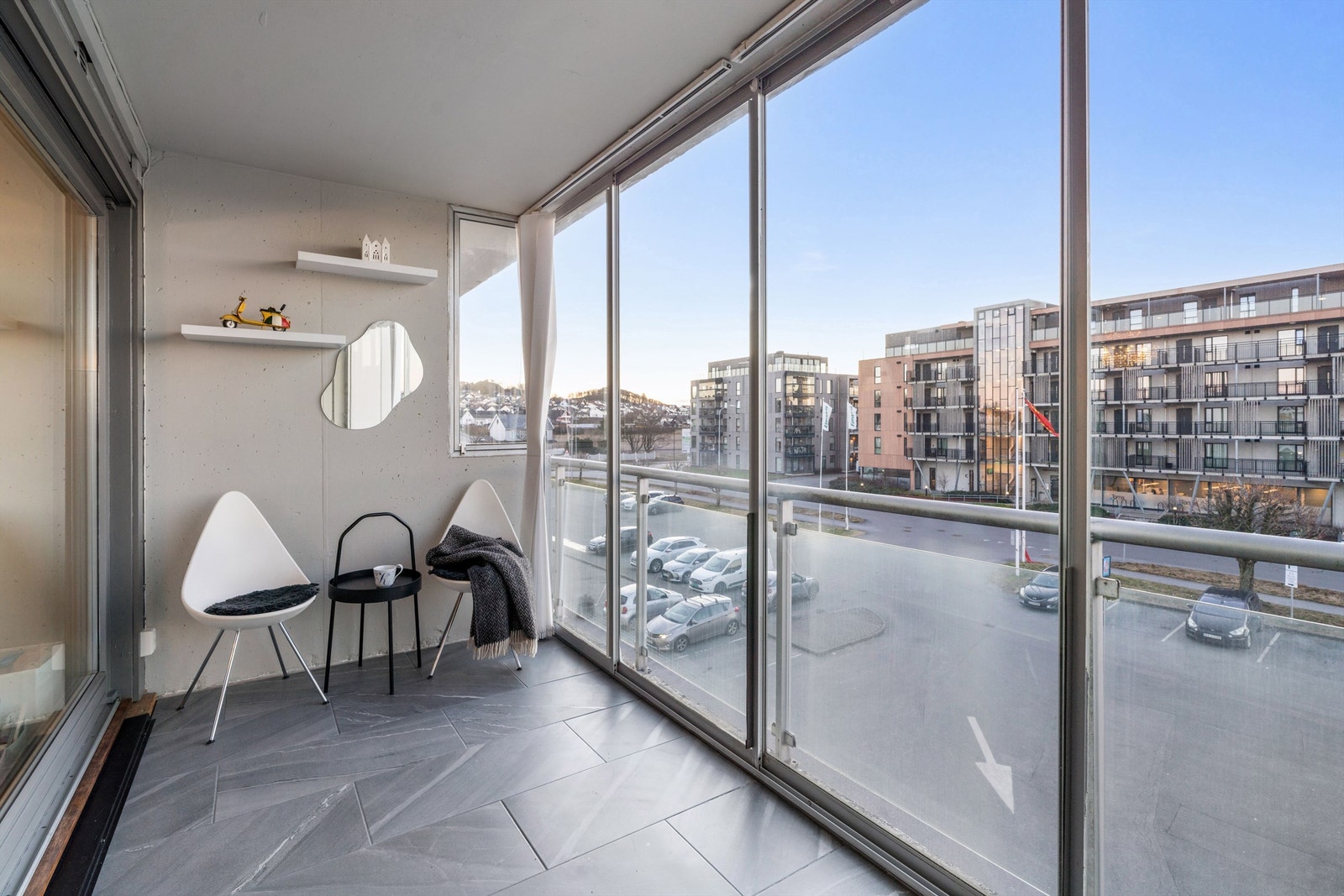 De skyvbare glassfeltene gjør balkongen til et anvendelig uterom store deler av året. Galleribilde