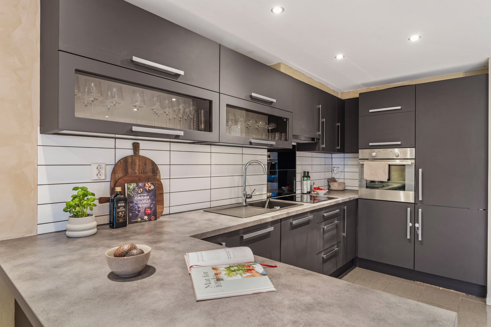 Kjøkkenet er utstyrt med nedfelt oppvaskkum og ett-greps kjøkkenarmatur. Galleribilde