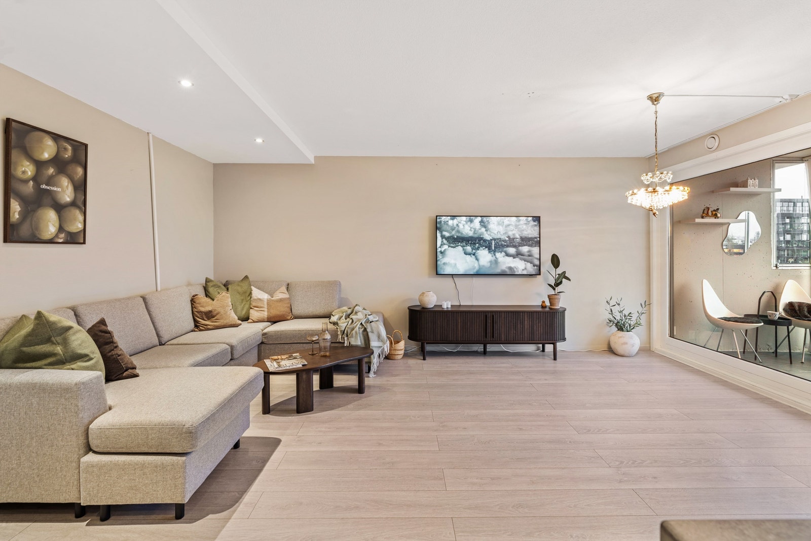 Stuen er et romslig og sentralt rom med plass til en større sofagruppe. Galleribilde