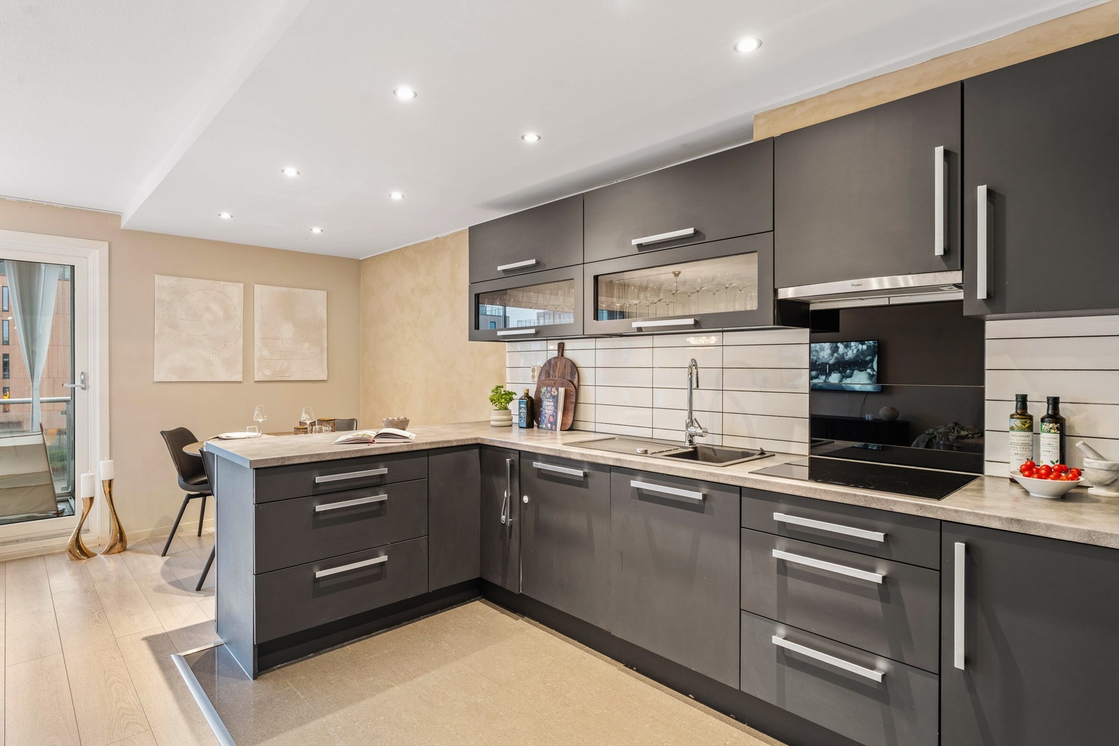 Kjøkkeninnredningen har en praktisk benkeplate i laminat og godt med skapplass. Galleribilde