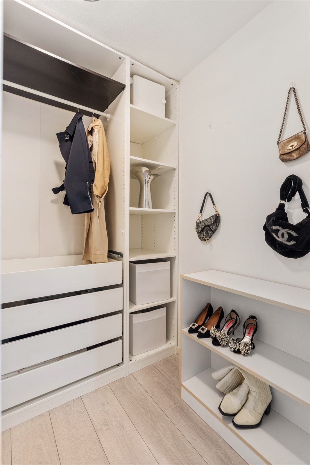 En praktisk innvendig bod gir ekstra lagringsplass for en ryddig hverdag. Galleribilde