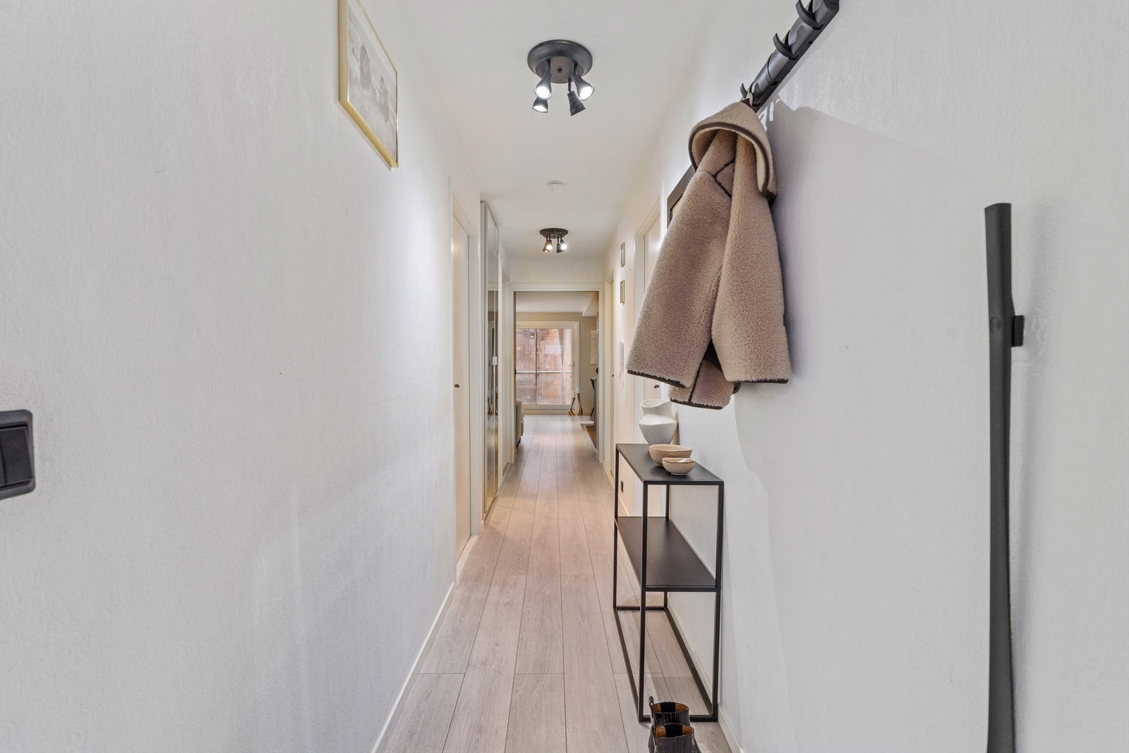 Entré med plass til å henge fra seg yttertøy. Fra entréen ledes du inn i boligen, som har gjennomgående laminatgulv i oppholdsrommene. Galleribilde