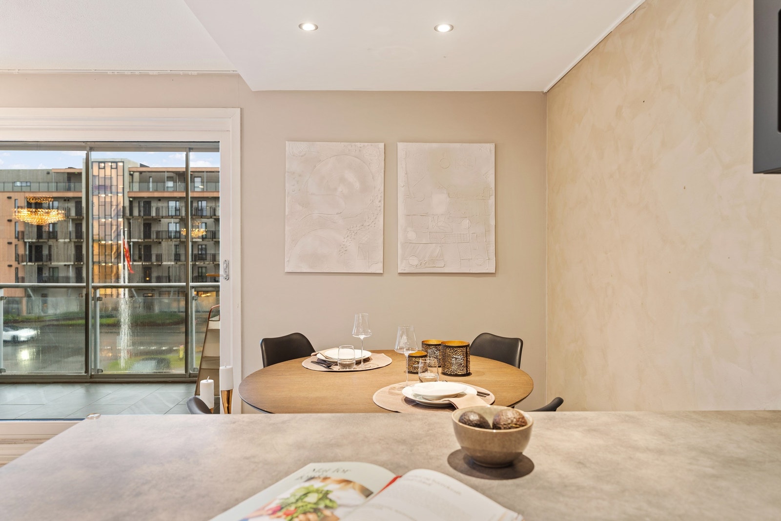 I tilknytning til kjøkkenet er det en naturlig plass for spisebordet. Galleribilde