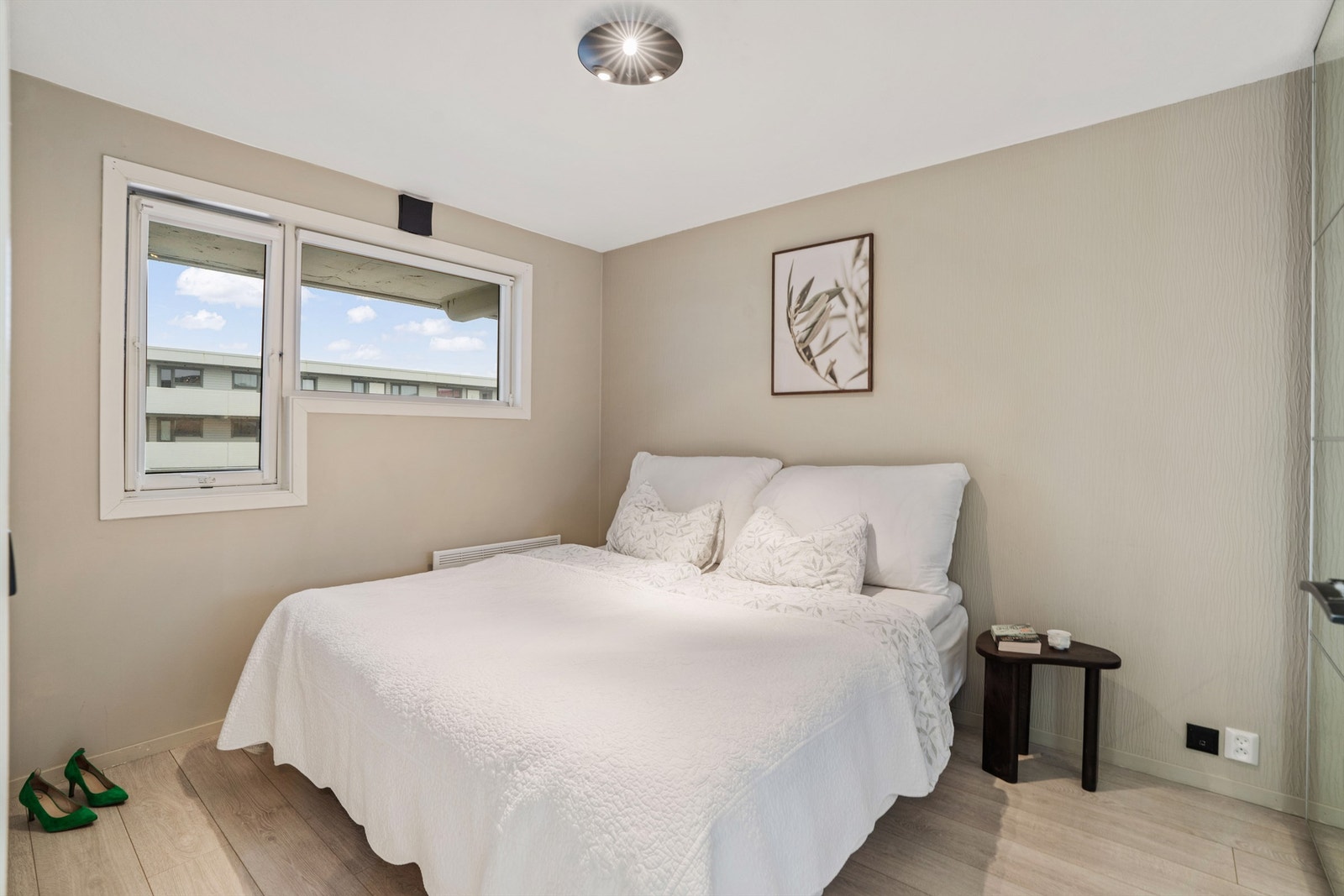 Hovedsoverommet har god plass til dobbeltseng og tilhørende møblement. Galleribilde