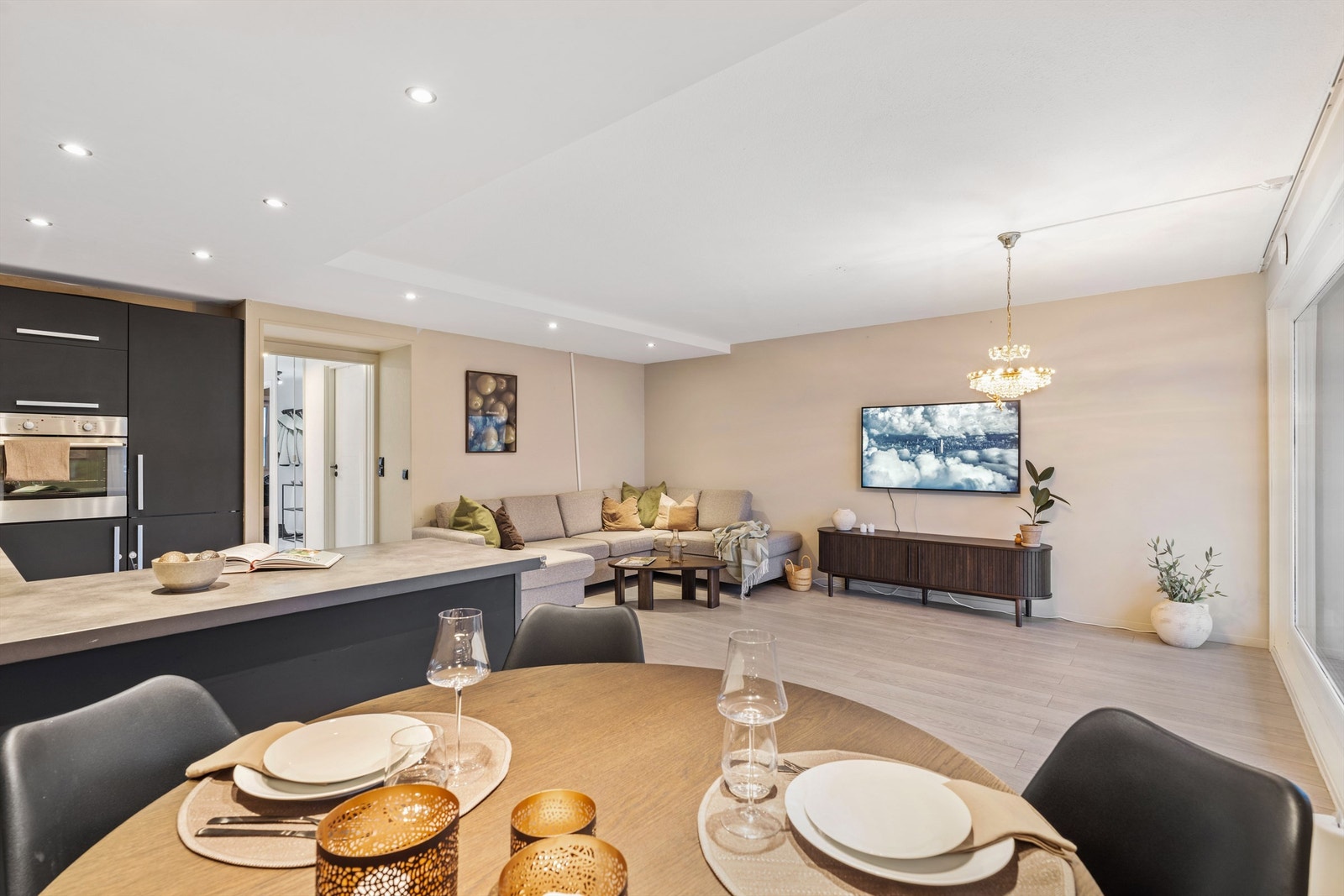 Her er det god plass for både sofakrok og spisebord. Galleribilde