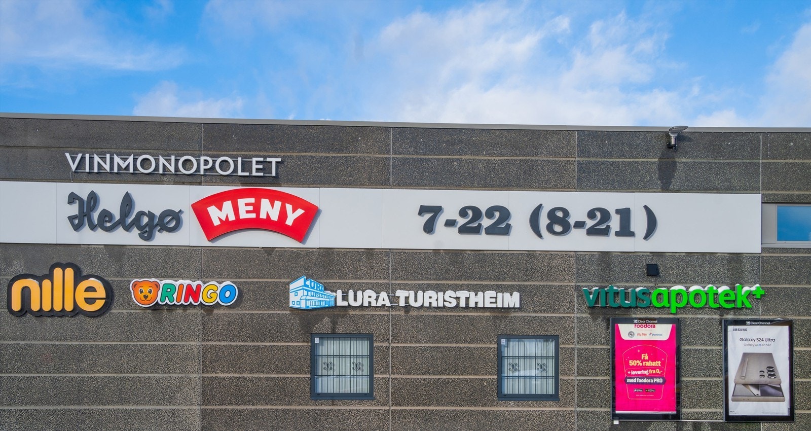 Hverdagslogistikken er enkel med Helgø Meny, apotek og vinmonopol i umiddelbar nærhet. Galleribilde