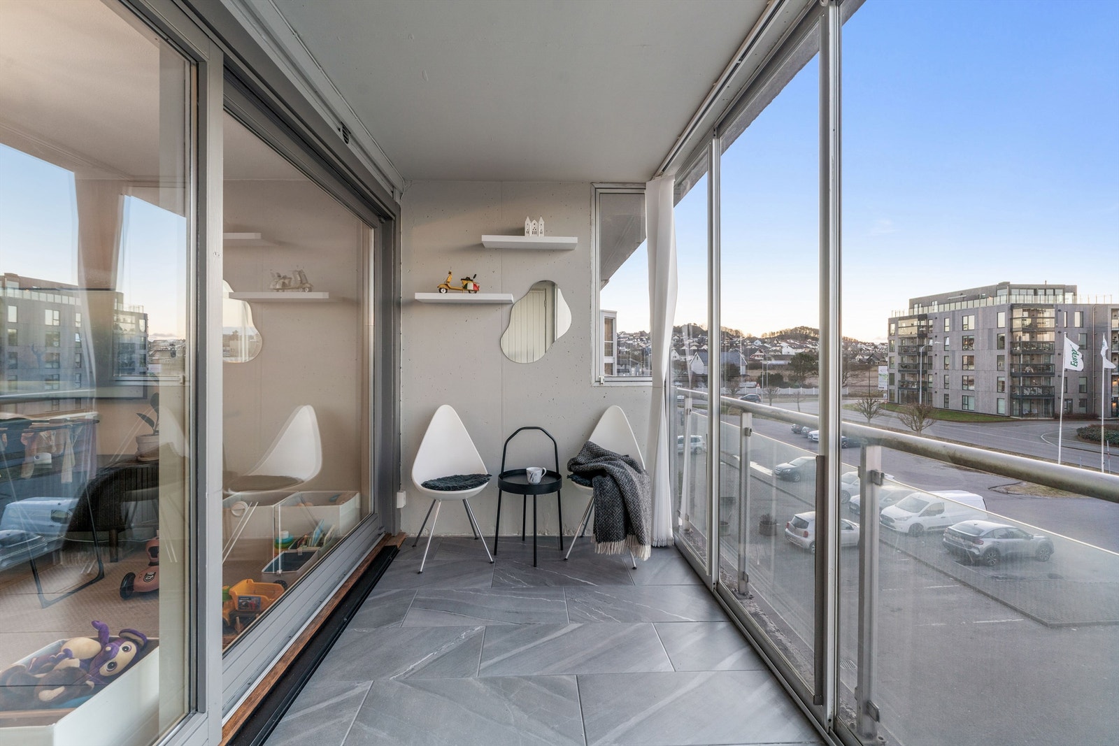 Innglasset balkong med flislagt gulv. Foto: Nordbø Foto (Martin Nordbø) Galleribilde