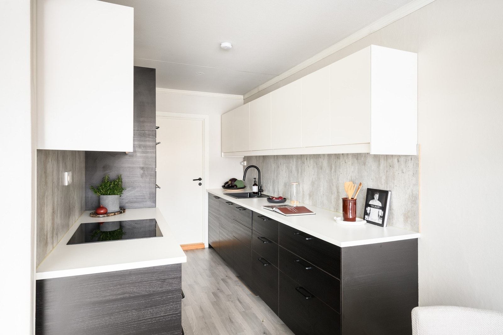 Kjøkkenet ble fornyet i 2016 med moderne innredning, integrerte hvitevarer og god arbeidsflate. Galleribilde