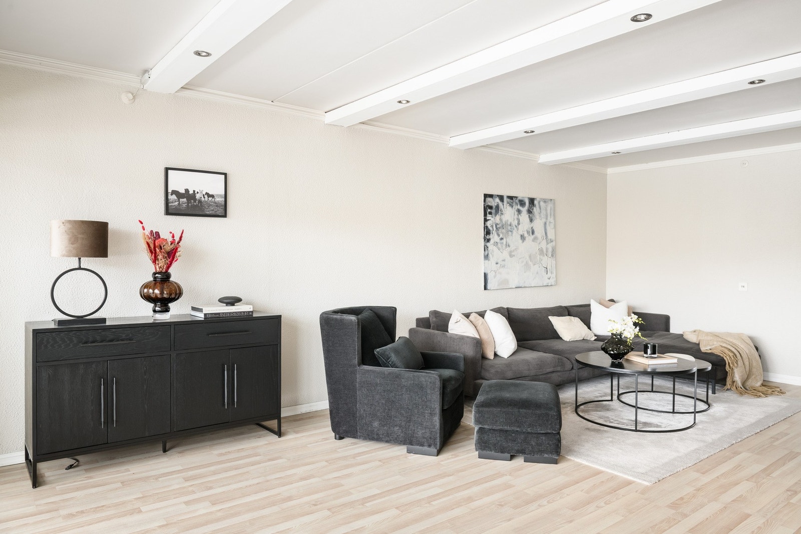 Nedforet del med innfelte spotter gir rommet et definert og ryddig uttrykk. Galleribilde