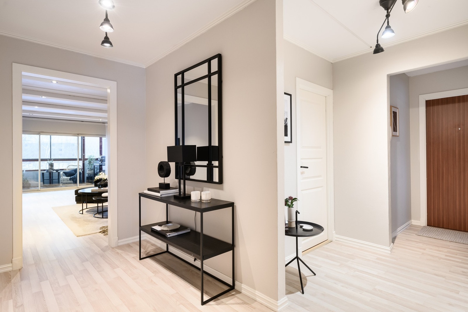Entréen har en ryddig planløsning med god plass til oppbevaring og en naturlig overgang videre inn i leiligheten. Galleribilde