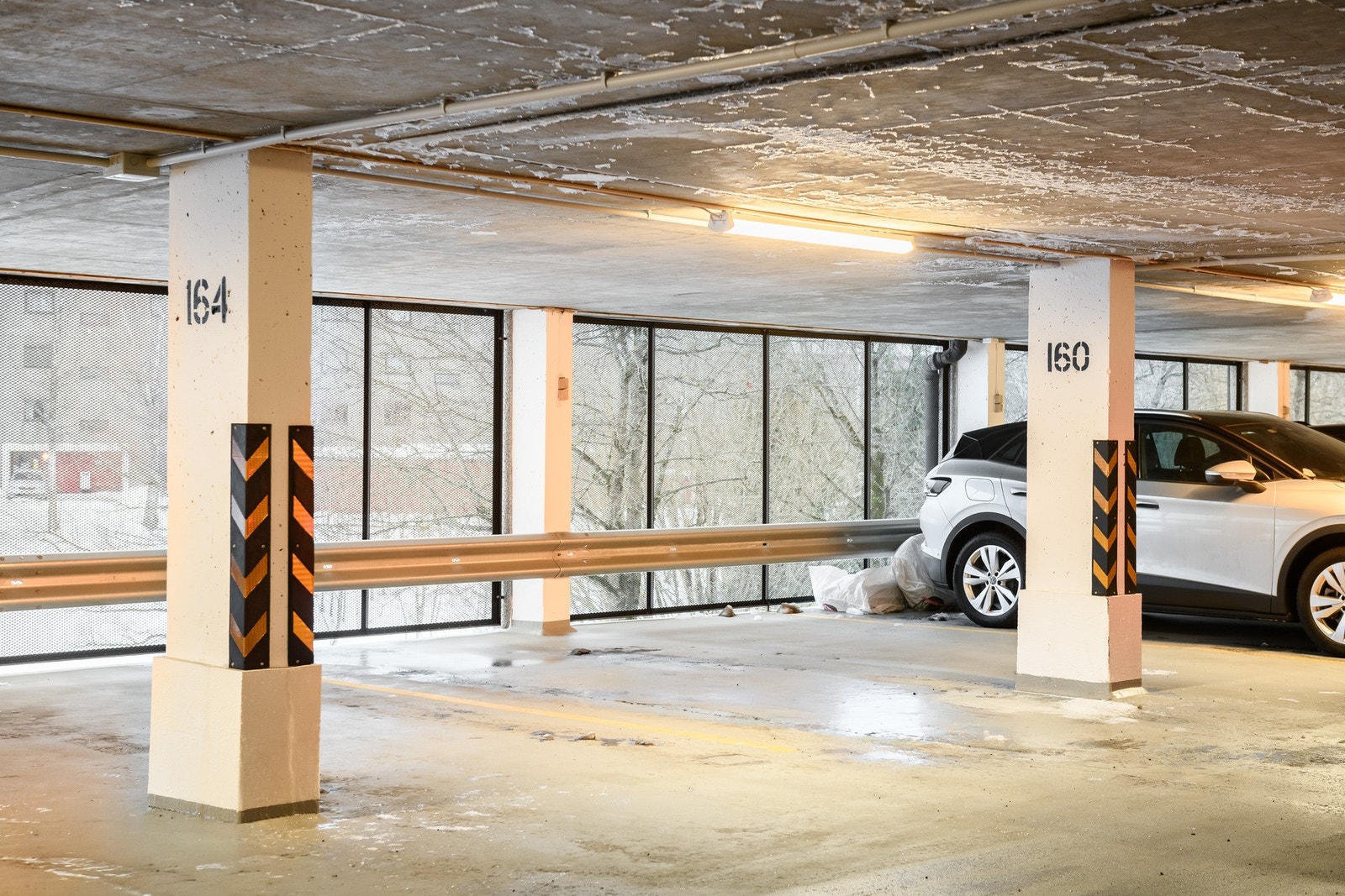 Garasjeplassen ligger i lukket fellesanlegg og gir trygg parkering med direkte adkomst via interne gangveier. Galleribilde