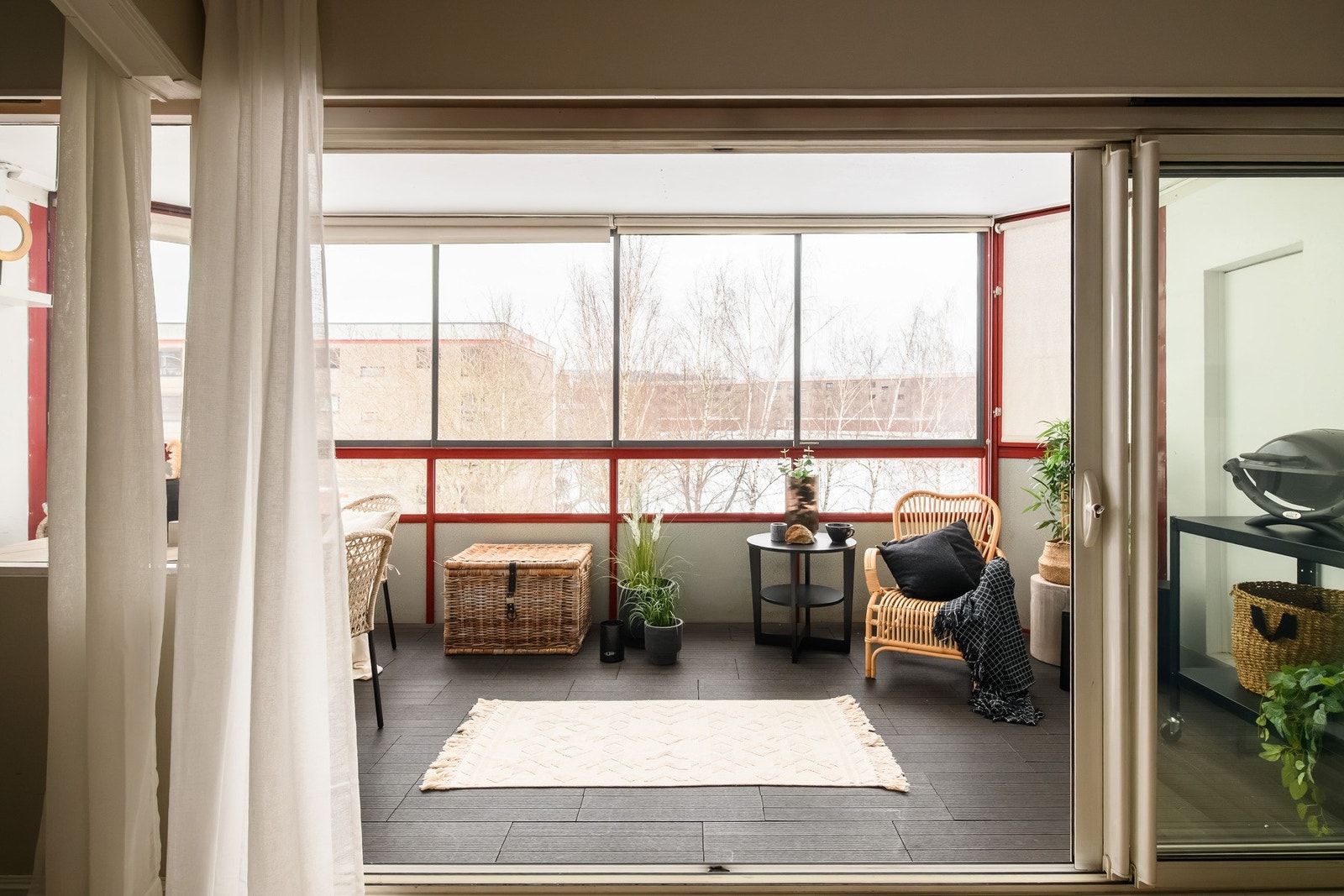 Tilknytningen til balkongen gjør oppholdsrommet luftig og lett å utnytte gjennom alle årstider. Galleribilde