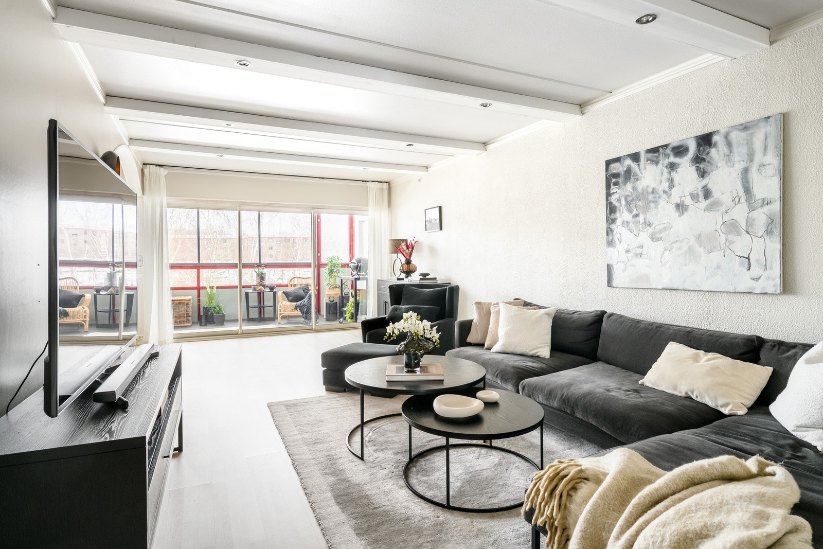 Nærheten til både kjøkken og stue gir en fleksibel løsning som fungerer godt i det daglige. Galleribilde