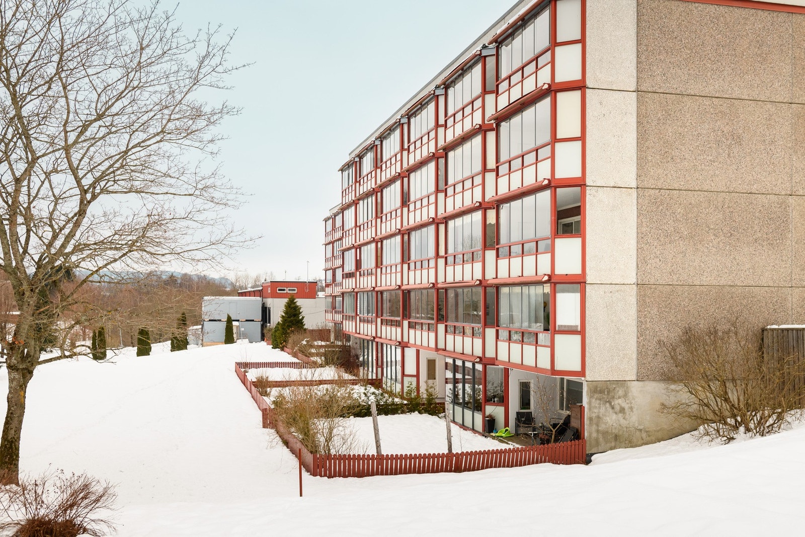 Bygget ligger skjermet til med grøntarealer og lekeplasser like i nærheten. Galleribilde