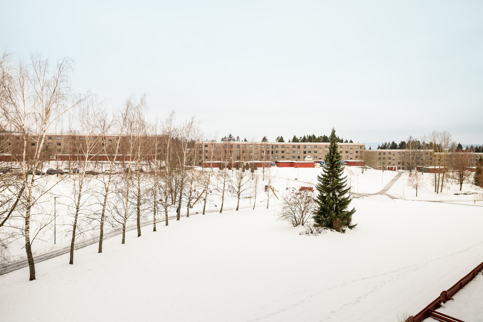 Utsyn som vender mot rolige fellesarealer. Borettslaget ligger i et rolig og familievennlig område med kort vei til skole, barnehage, buss, dagligvare og turstier. Galleribilde