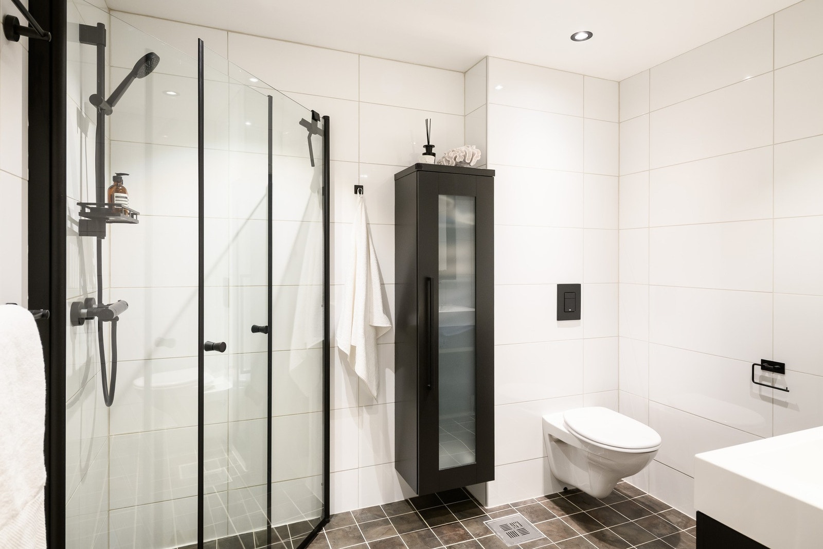 Badet ble modernisert i 2010 og har flislagte overflater, varmekabler og tidssvarende innredning. Galleribilde