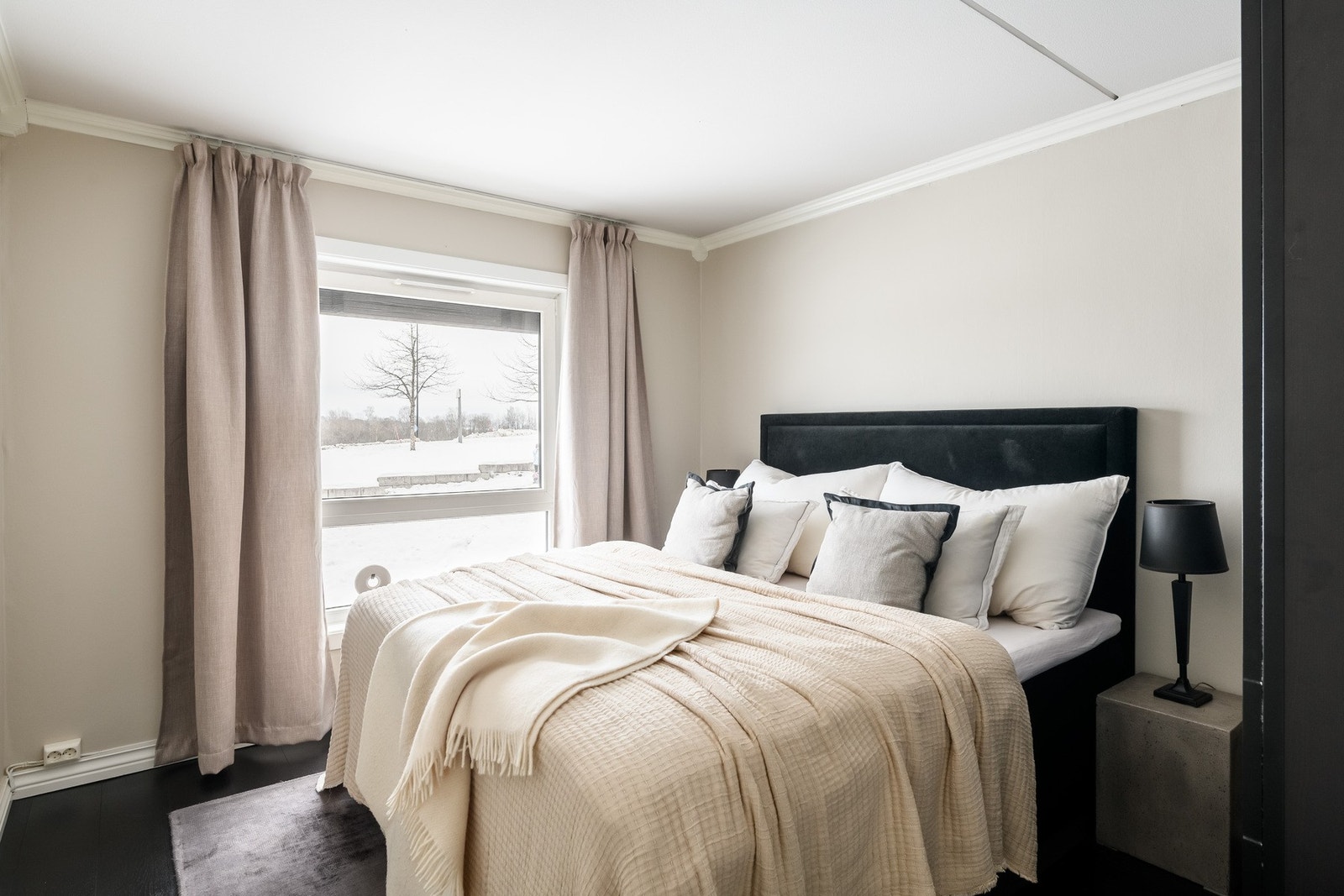 Hovedsoverommet har romslig planløsning og god plass til både seng og garderobeløsning. Galleribilde