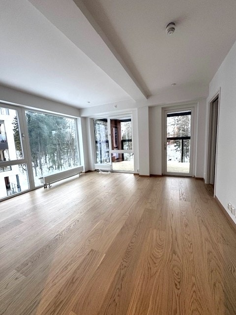 Stue med utgang til sydvendt overbygd balkong. Galleribilde