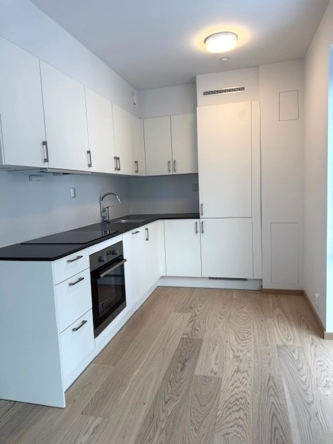 Åpen kjøkkenløsning med hvitevarer. Galleribilde