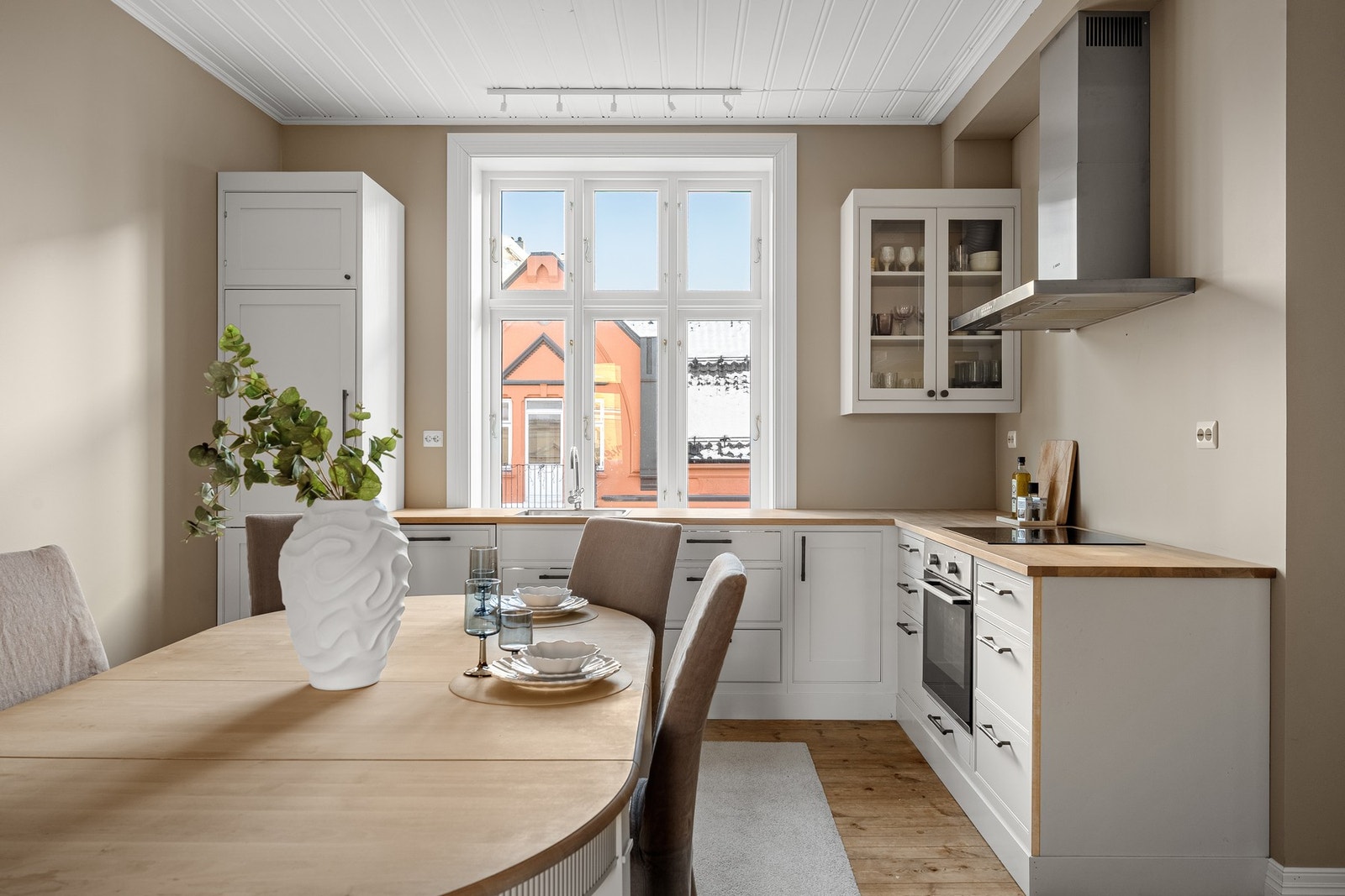 Kjøkkenet er utstyrt med integrert koketopp, stekeovn, oppvaskmaskin og kjøleskap m/frys. Galleribilde