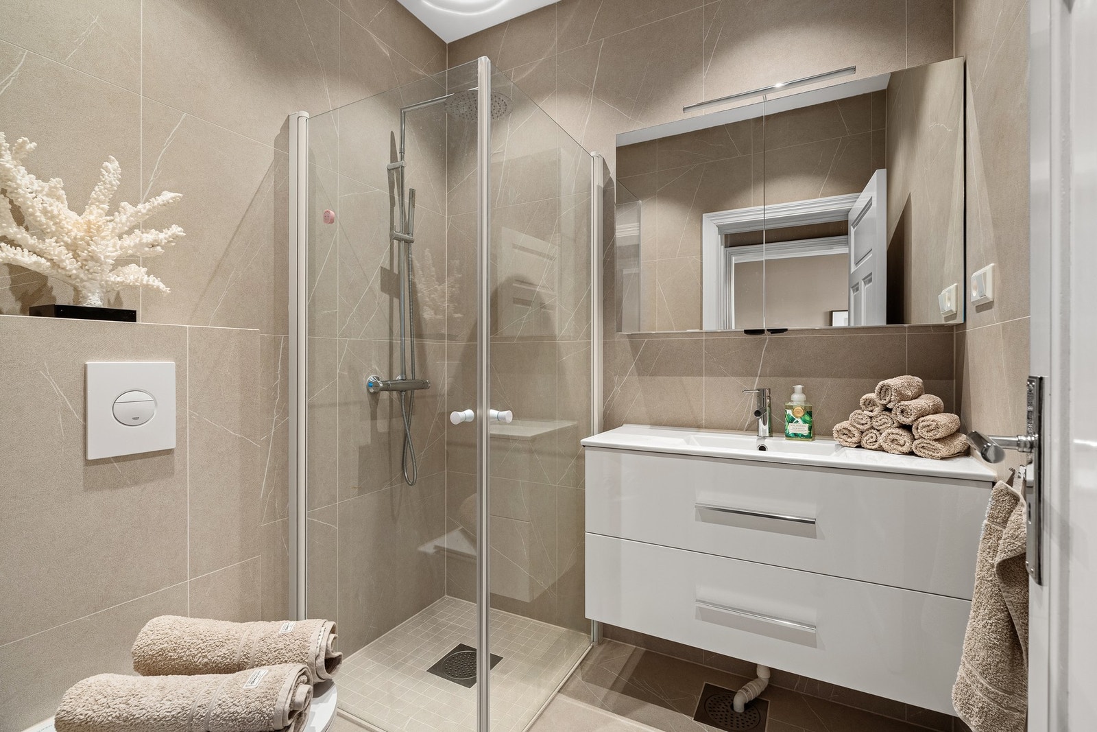 Lekkert fliselagt baderom som er renovert/oppgradert i 2022. Galleribilde