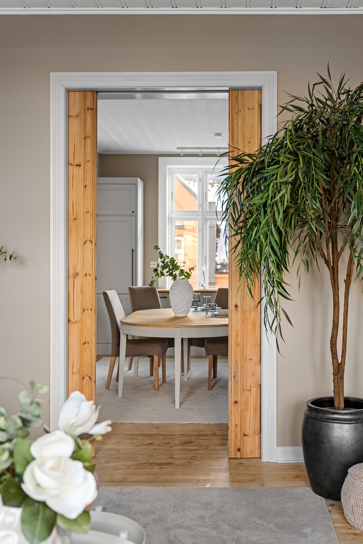 Stue og kjøkken er adskilt med doble skyvedører Galleribilde