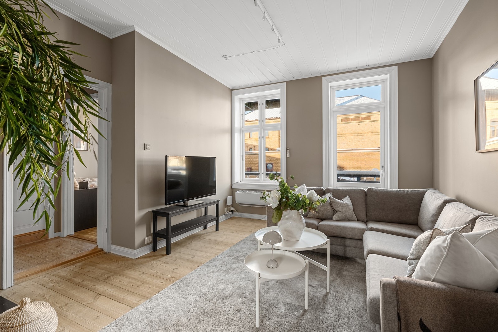 Leiligheten er malt i lune og behagelige beigefarger. Stuen har vedovn som er perfekt for kalde høst - og vinterdager! Galleribilde