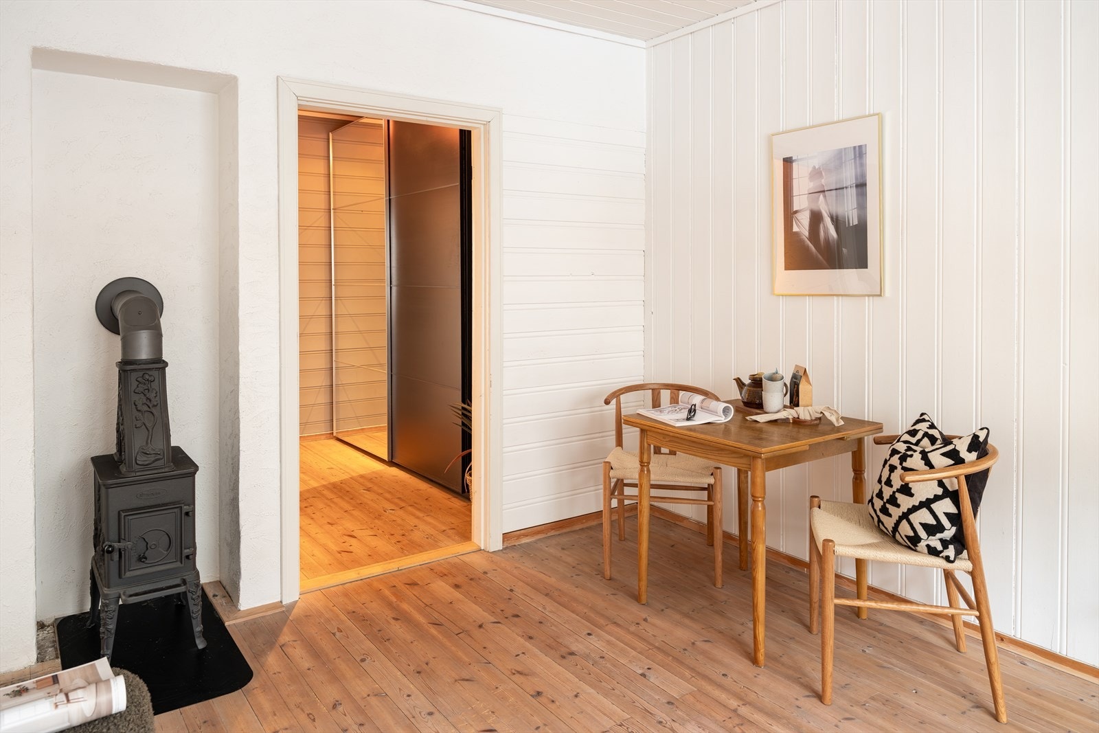 Vinduene i stuen har store overflater som gir godt med naturlig lysinnslipp. Galleribilde