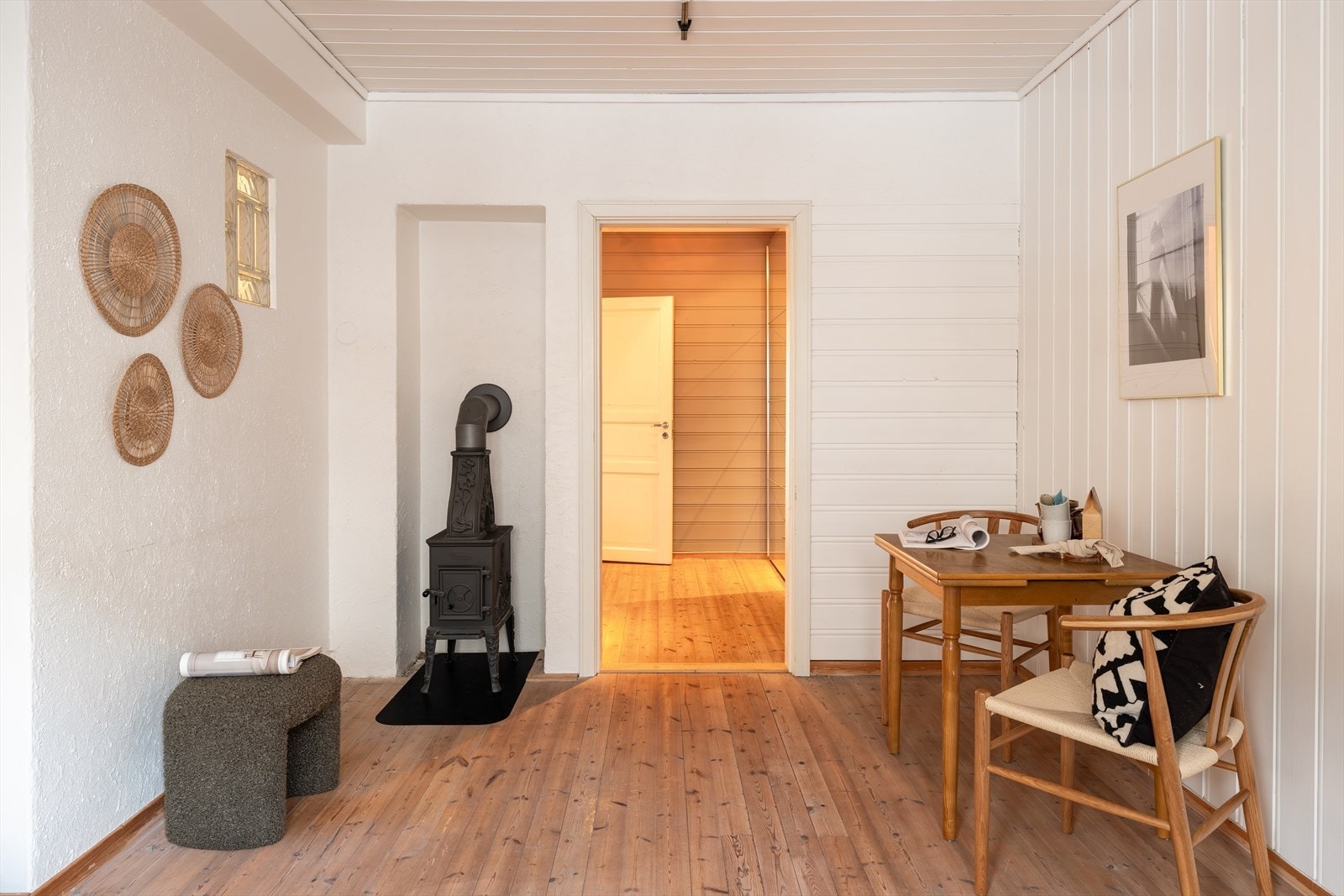 Leiligheten varmes opp av vedfyring som gir behagelig og økonomisk oppvarming. Galleribilde