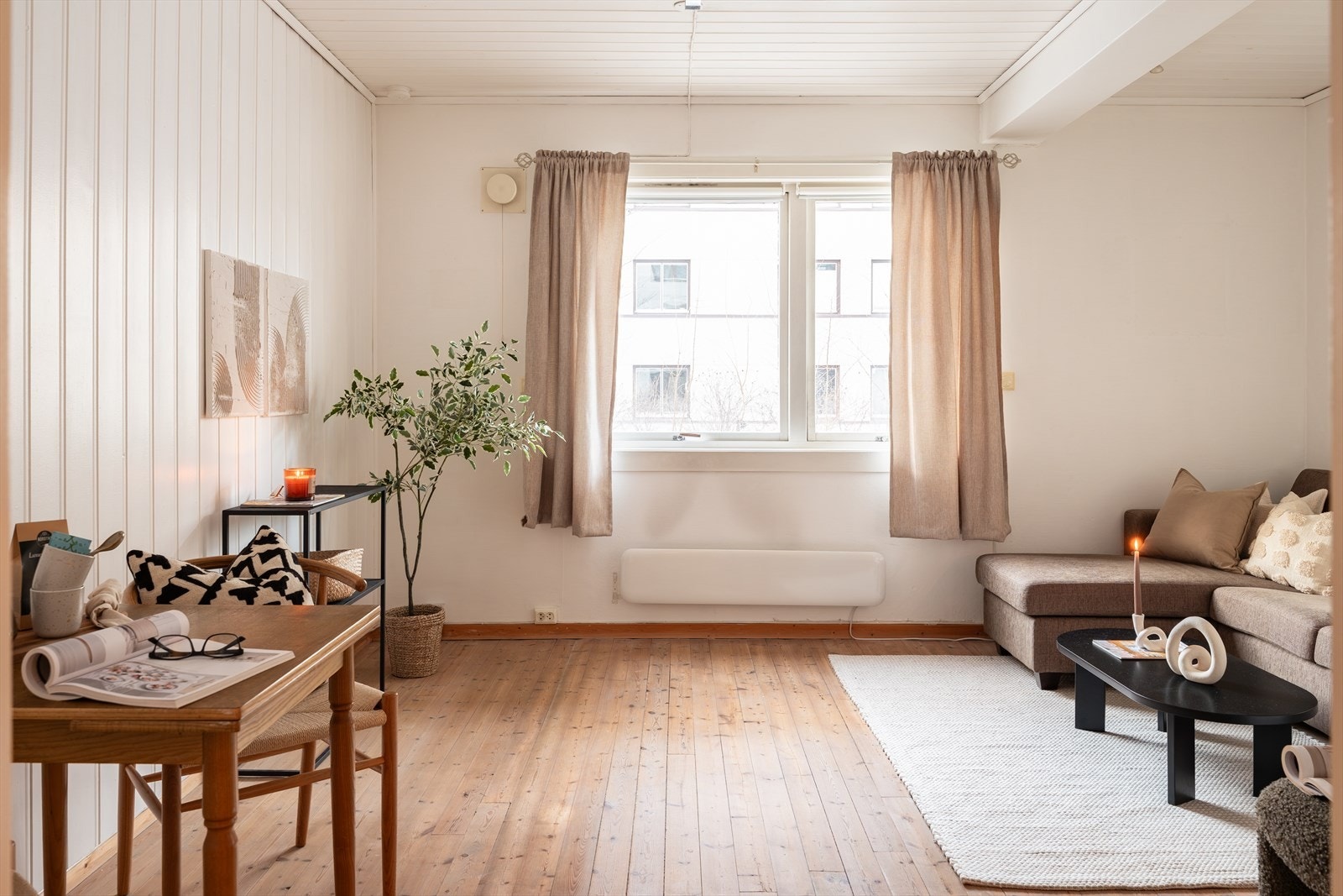 Stuen byr på flere møbleringsmuligheter samt plass til både sofagruppe og spiseområde. Galleribilde