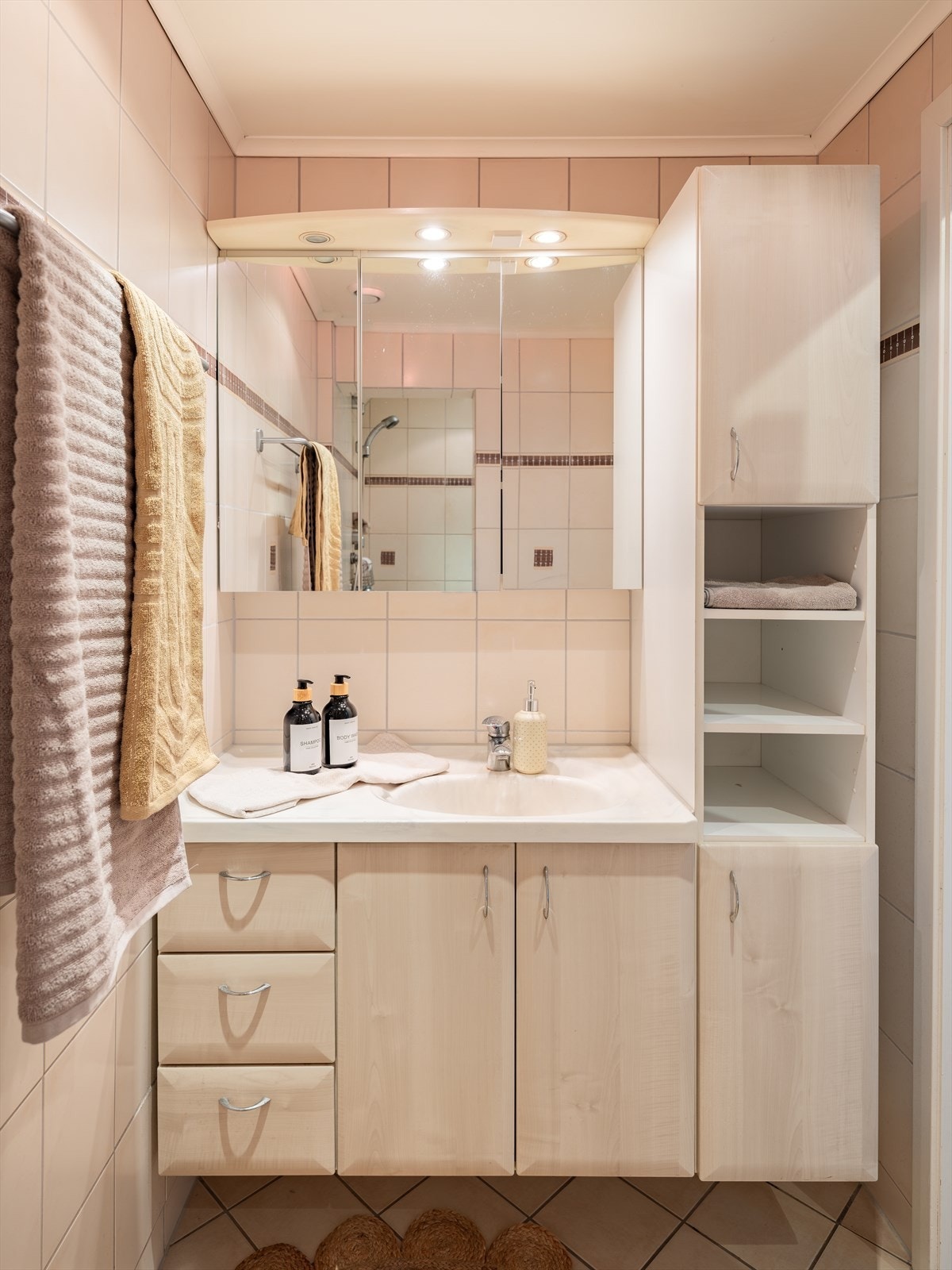 Badet ble oppgradert i 2002, hvor toalett og selve badrom ble slått sammen. Galleribilde