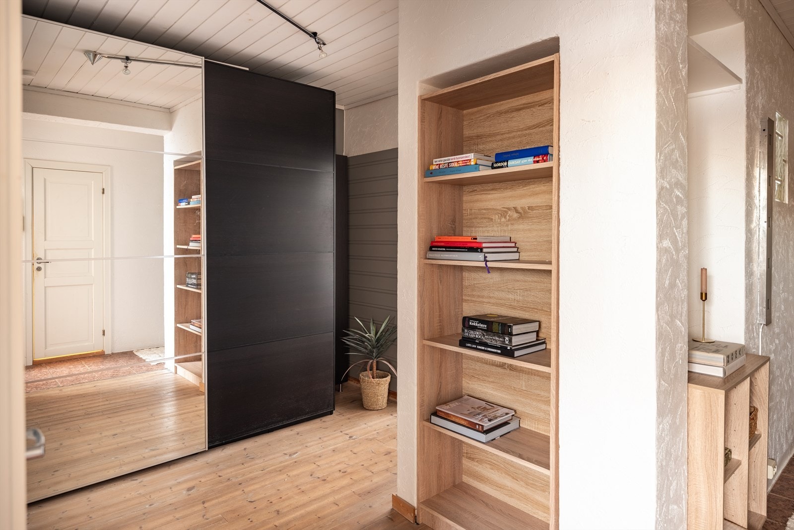 Garderobeløsning i gangen gir gode oppbevaringsmuligheter, medfølger handelen. Galleribilde