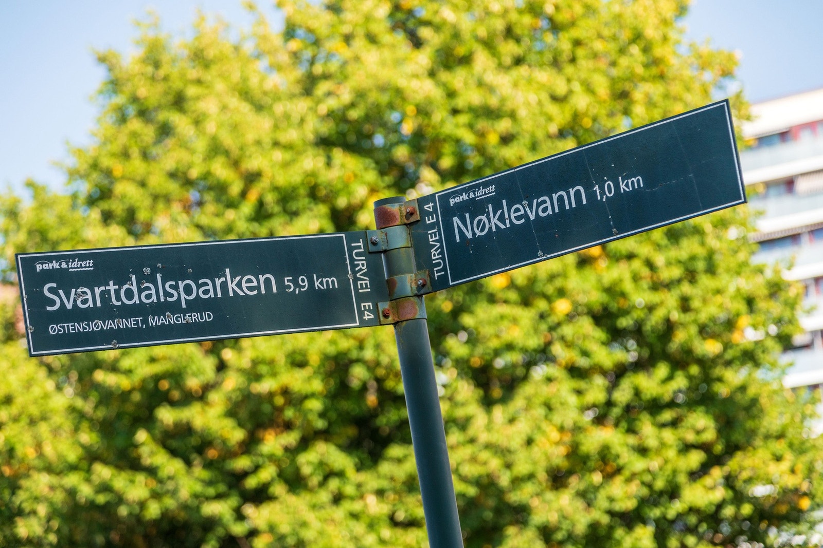 Boligen ligger inntil markagrensen med gangavstand til bl.a. Nøklevann, Skraperudtjern og Rustadsaga. Galleribilde